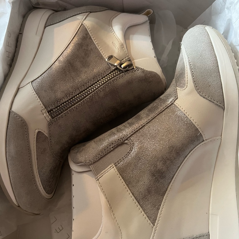 Geox NWT Size 39/9 Nydame Woman wedge sneaker taupe/grey